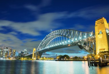 Alacakaranlıkta, Sydney Harbour Bridge ihtişam