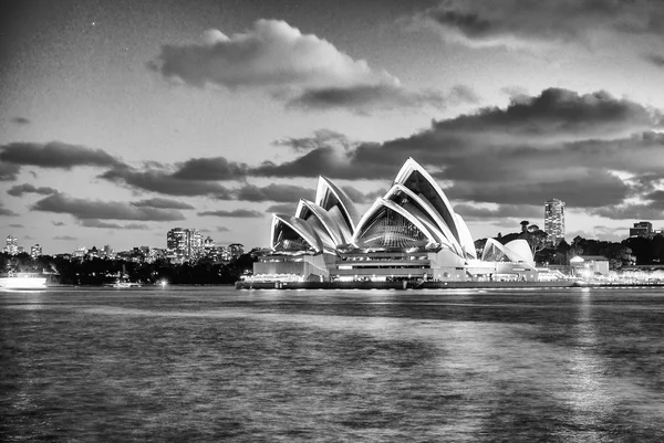 Sydney - 6 November 2015: operahuset i skymningen. Mannen gjorde str — Stockfoto