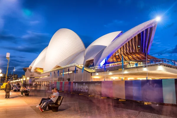 Sydney - 6. November 2015: Opernhaus in der Abenddämmerung. Der Mann machte str. — Stockfoto