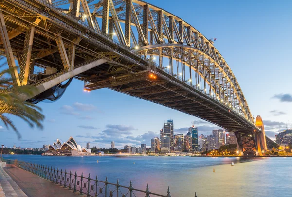 Sydney, Australien. atemberaubende Skyline in der Abenddämmerung — Stockfoto