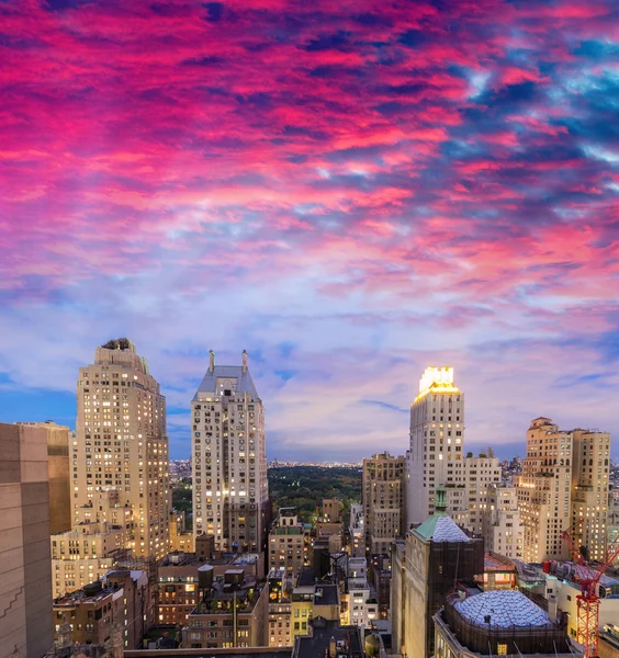 Immeubles de bureaux la nuit. Concept d'entreprise — Photo