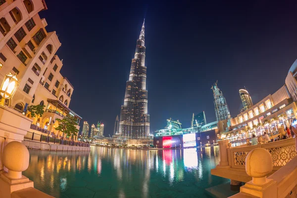 DUBAI, Emiratos Árabes Unidos - 23 de noviembre de 2015: Vista nocturna del centro de Dubái, Unite —  Fotos de Stock