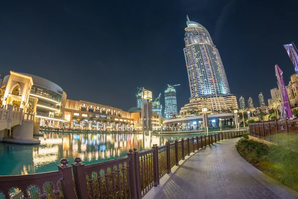Dubai, Birleşik Arap Emirlikleri - 23 Kasım 2015: Uluslararası Dubai Kongre ve Sergi Sarayı gece Dubai, — Stok fotoğraf