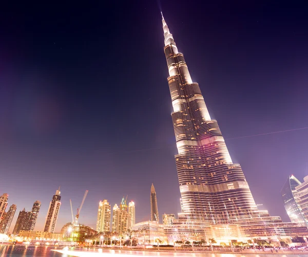 DUBAI, Emirados Árabes Unidos - NOVEMBRO 23, 2015: Burj Khalifa à noite em Dubai , — Fotografia de Stock