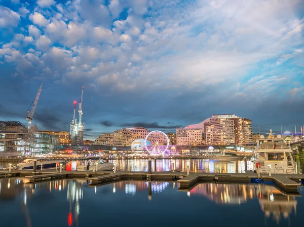 Moderne Gebäude von Darling Harbour, Sydney. Nachtsilhouette der Stadt — Stockfoto