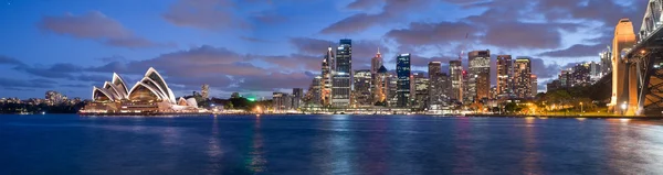 悉尼，澳大利亚。令人惊异的天际线黄昏 — 图库照片