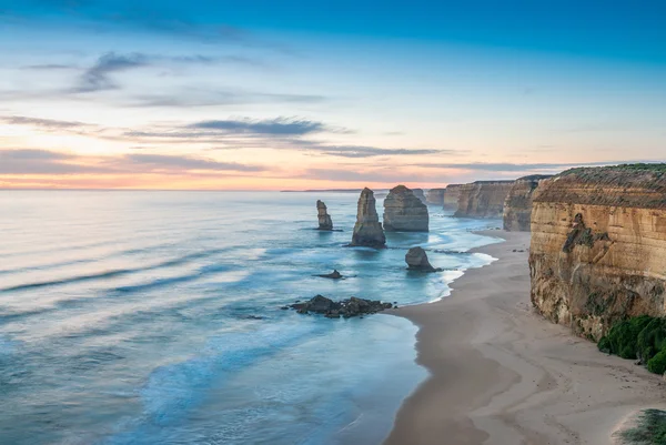 Zwölf Apostel Felsen in Australien bei Sonnenuntergang entlang der großen Ozeanstraße, Viktoria - — Stockfoto