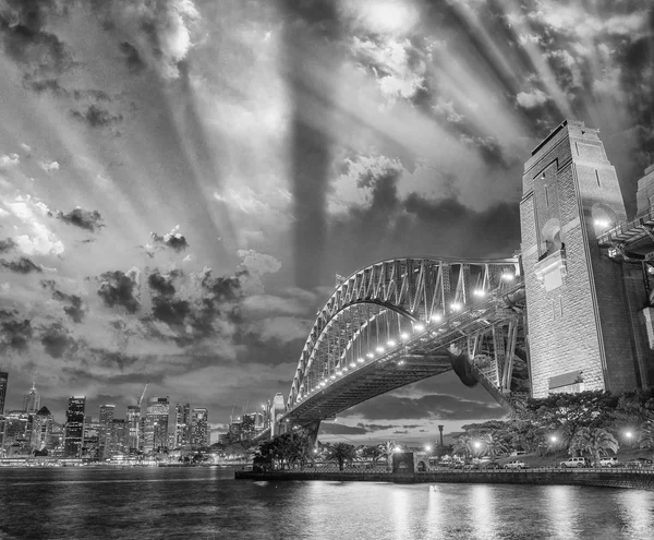 Impresionante horizonte nocturno de Sydney, NSW. Vista en blanco y negro — Foto de Stock