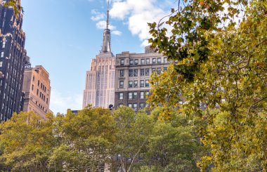 Bir New York binalar. Sonbahar ışık şehir manzarası.