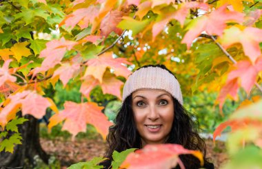 Sonbahar parkında güzel bir kadın