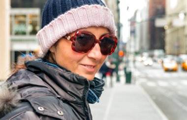 New York sokakta yürüyen kadın.