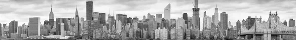 Черно-белый вид на центр Манхэттена — стоковое фото