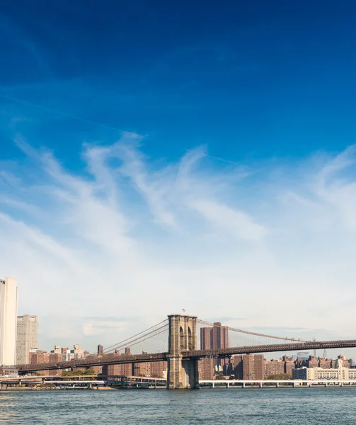 Brooklyn Bridge i New York på en solrig dag - Stock-foto