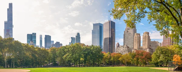 Stadtpark und Wolkenkratzer — Stockfoto