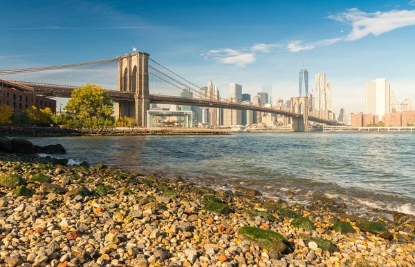 Brooklyn Bridge w słoneczny dzień. New York City, Stany Zjednoczone Ameryki — Zdjęcie stockowe