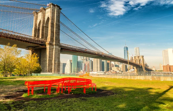 A Ponte de Brooklyn num dia de sol. Nova Iorque, EUA — Fotografia de Stock