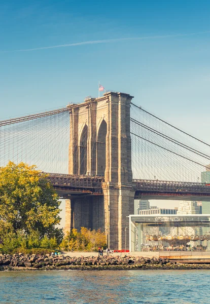 De Brooklyn Bridge op een zonnige dag. New York City, Verenigde Staten — Stockfoto