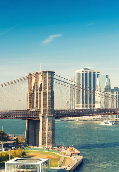 Brooklyn Bridge w Nowym Jorku w słoneczny dzień — Zdjęcie stockowe