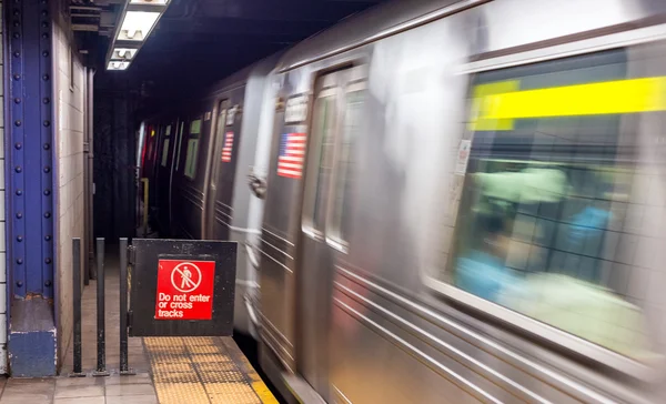 Zug in New Yorker U-Bahn — Stockfoto