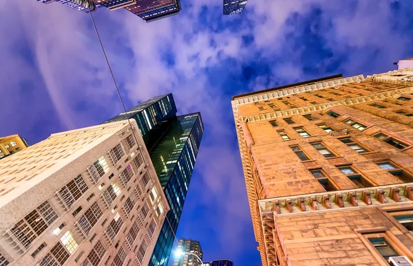 Vista noturna de edifícios de Nova York — Fotografia de Stock