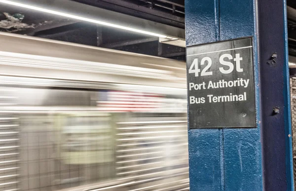 Trein in de metro van New York. — Stockfoto