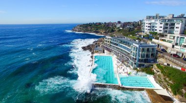Sydney - 10 Kasım 2015: Bondi havuzları güneşli bir günde. Havuz