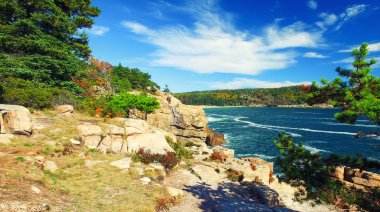 Güzel sonbahar renkleri Acadia, Maine. Helicop üzerinden havadan görünümü