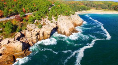 Güzel sonbahar renkleri Acadia, Maine. Helicop üzerinden havadan görünümü