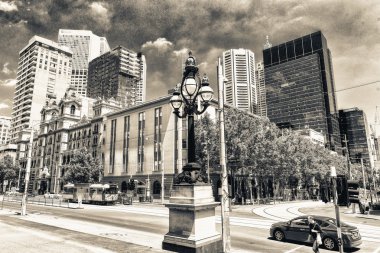 Melbourne - 8 Ekim 2015: Turist şehir sokaklarını tadını çıkarın. 201 içinde