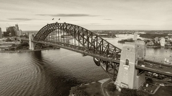 Vista aérea en blanco y negro del puerto de Sydney, Australia — Foto de Stock