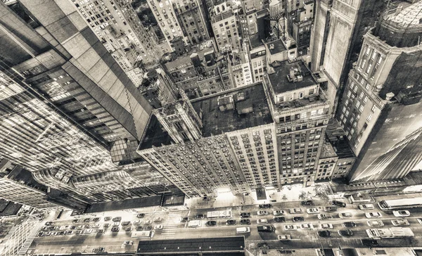 Vista de pájaro de rascacielos de Manhattan. Foto de arriba hacia abajo con st —  Fotos de Stock
