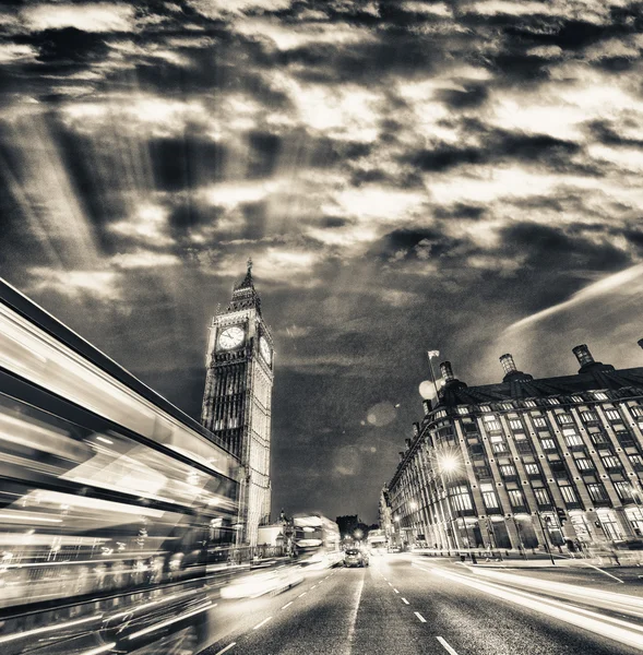 Londres. Scène nocturne avec bus rouge traversant Westminster. Traf — Photo