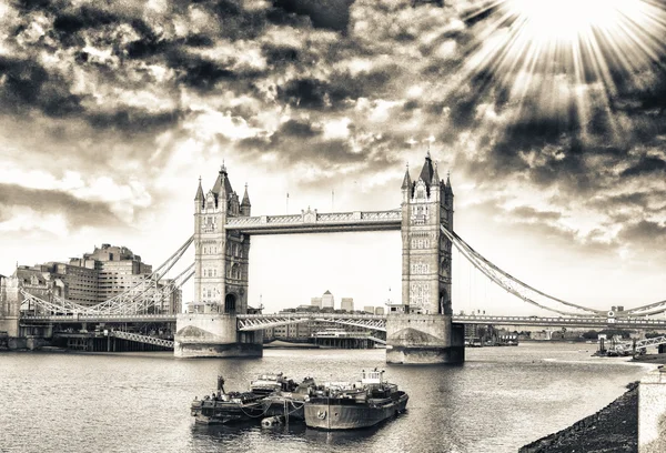 Tramonto sul Tower Bridge - Bella vista di Londra — Foto Stock