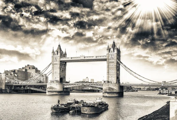 Захід сонця над Tower Bridge - прекрасний вид на Лондон — стокове фото