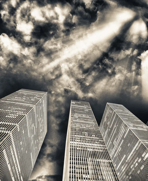 Kantoorgebouwen in de schemering. Straatmening tegen mooie hemel — Stockfoto