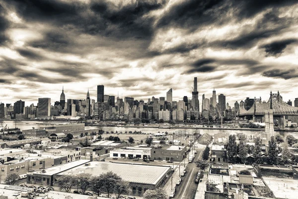 Lindos skyline de Manhattan como visto de Queens — Fotografia de Stock