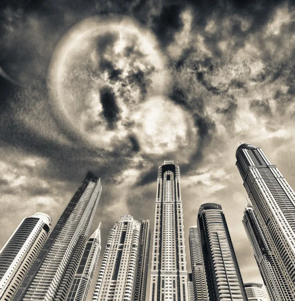 Dubai Marina magas felhőkarcolók, egy szép napon, Egyesült Arab Emírségek — Stock Fotó