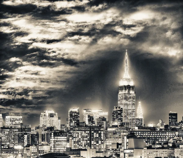 Cielo serale sopra lo skyline di Manhattan — Foto Stock