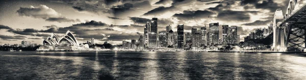 Sydney, Australia. Amazing skyline at dusk — Stock Photo, Image