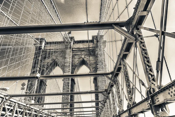 Fahren auf der brooklyn bridge in new york — Stockfoto