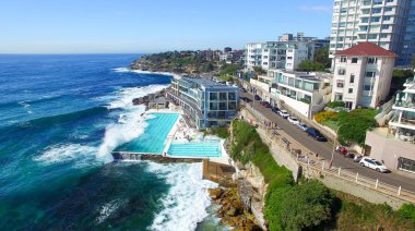 Sydney - 10 Kasım 2015: Bondi havuzları güneşli bir günde. Havuz