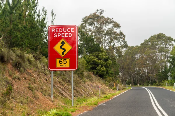 Reduzir sinal de estrada velocidade — Fotografia de Stock