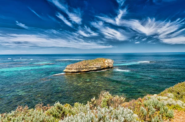 Steiner, vegetasjon og hav i Victoria, Australia – stockfoto