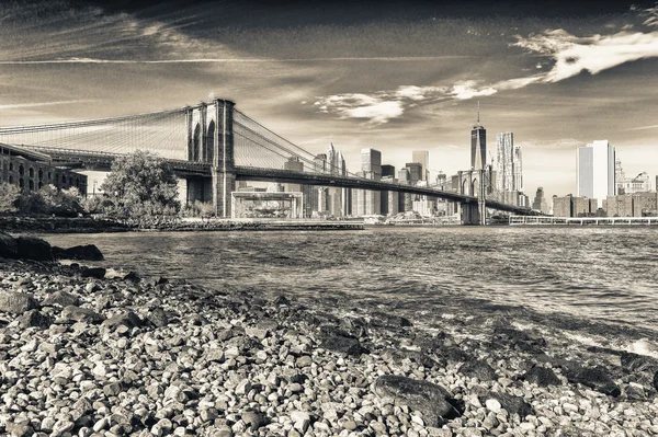 El puente de Brooklyn en un día soleado. Nueva York, Estados Unidos —  Fotos de Stock