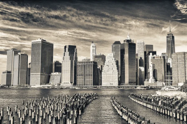 Hermosa vista de Manhattan desde el muelle de Brooklyn — Foto de Stock