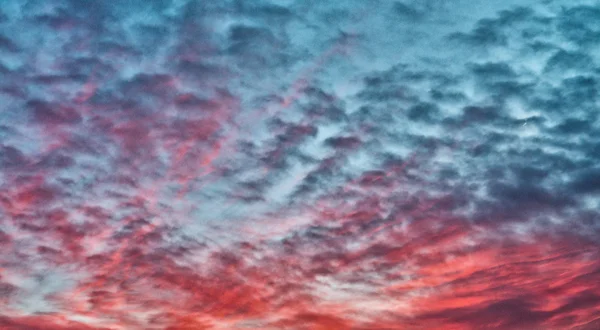 蓝色和红色的夕阳的天空 — 图库照片