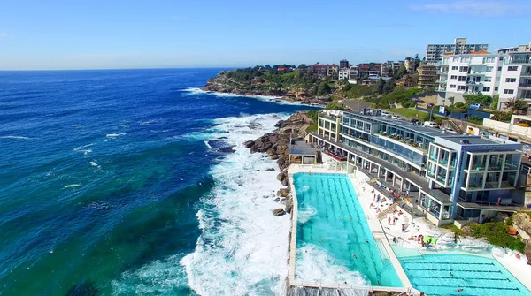 СИДНЕЙ - 10 НОЯБРЯ 2015 г.: Bondi Pools aerial view on a beautif — стоковое фото