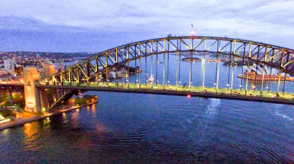 悉尼港湾大桥在夜，空中的视图 — 图库照片