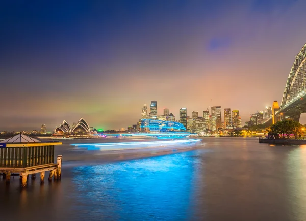 Impresionante puesta de sol en el puerto de Sydney con barco en movimiento — Foto de Stock