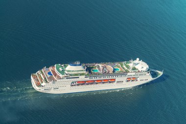 Cruise Gemi seyir okyanus ortasında